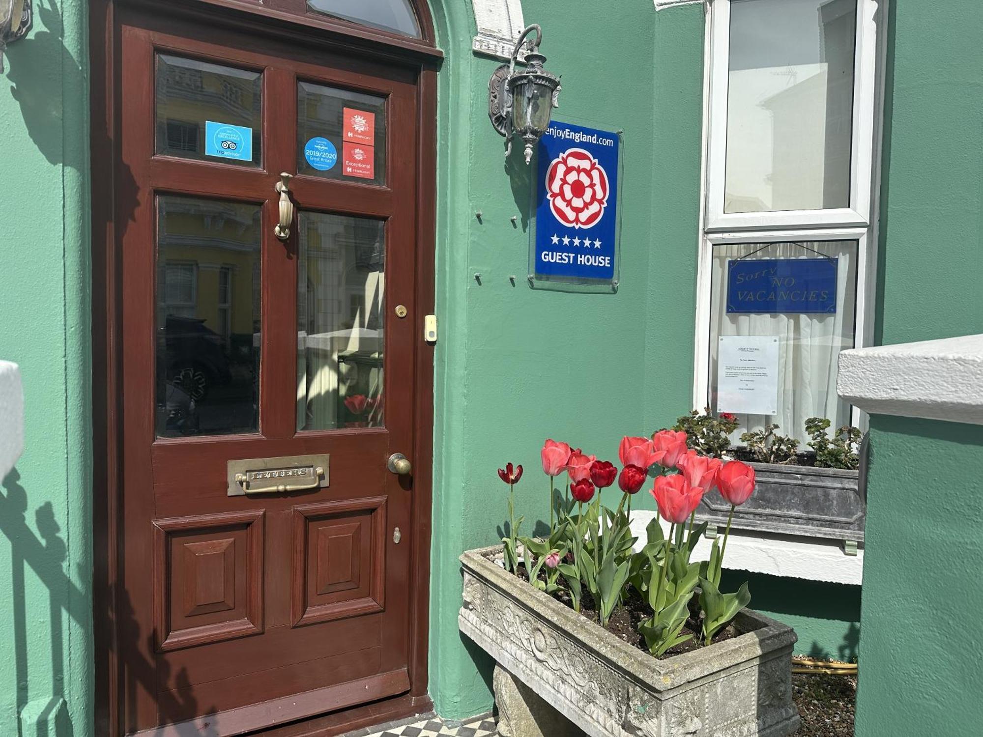 Albert & Victoria Guest House Истбурн Экстерьер фото